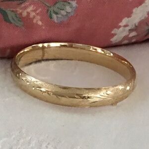Vintage 14kt Gold Hinged Etched Round Bangle Braceket Gorgeous